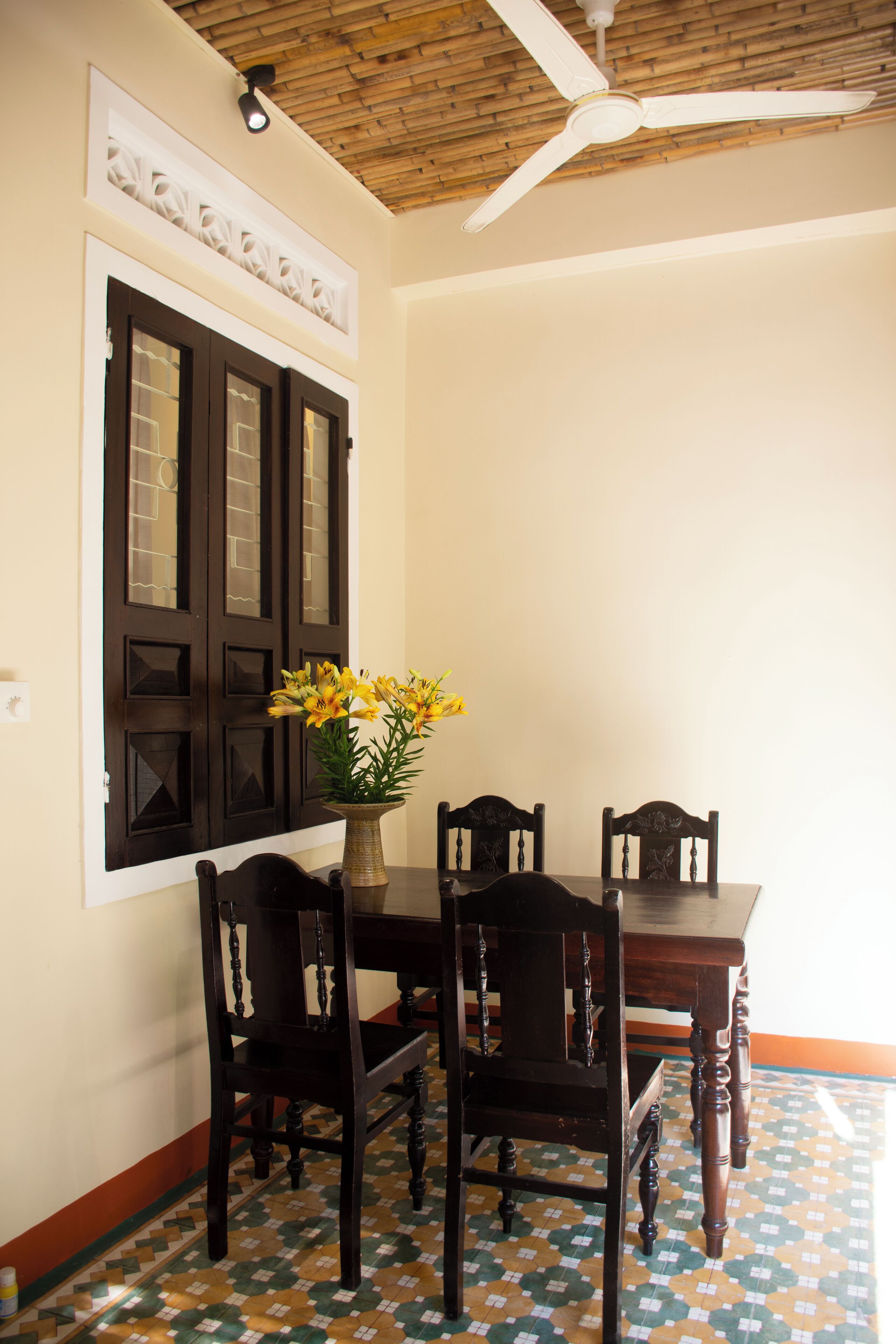 슈피리어 스튜디오, 정원 전망 | 다이 닝