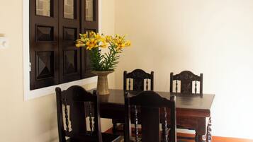 Superior Studio, Garden View | Dining