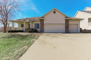 Exterior - Spacious 5BR Retreat w/Beautiful Views,3 King 2 Full 1 Queen bed, AC in Johnston (Johnston)