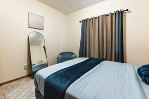 5 bedrooms, iron/ironing board, WiFi, bed sheets - Spacious 5BR Retreat w/Beautiful Views,3 King 2 Full 1 Queen bed, AC in Johnston (Johnston)