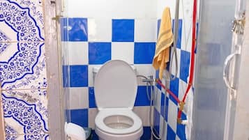 Bidet, serviettes fournies, savon, papier toilette
