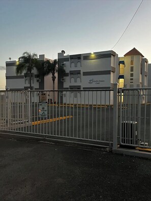 Property grounds - Ocean View 1 bedroom apartment with AC in vibrant Rincón (Rincón)