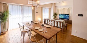 1 Double Bed + 2 Single Beds +2 Futon/70sqm/102, Non Smoking | Dining