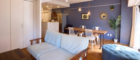 ห้องพัก, ปลอดบุหรี่, ระเบียง (70sqm, 102) | บริเวณนั่งเล่น | ทีวีจอแบน