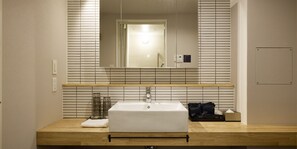 1 Double Bed + 2 Single Beds +2 Futon/70sqm/101, Non Smoking | Bathroom