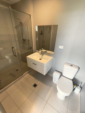 Shower, hair dryer, towels, soap - Perfect in Portland Park (Hamilton)