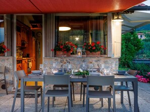 تناول الطعام بالخارج