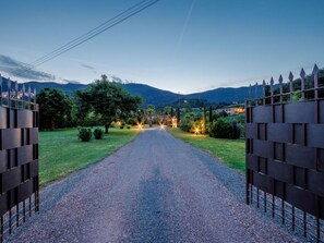 المنطقة المحيطة بالمنشأة