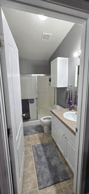 Shower, hair dryer, bidet, towels - Spacious 4BR Home Near WSMR with King Suites (Las Cruces)