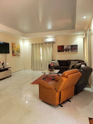 TV - Casa Jungle Breeze – 4BR Stay Near West Bay (Roatán)