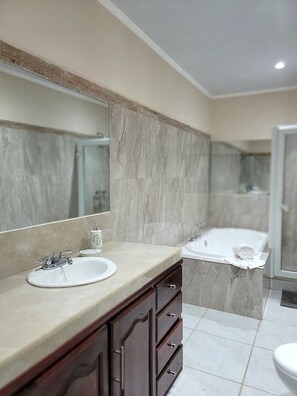 Bathroom - Casa Jungle Breeze – 4BR Stay Near West Bay (Roatán)