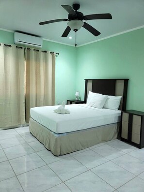 Tabla de planchar con plancha, wifi y ropa de cama 