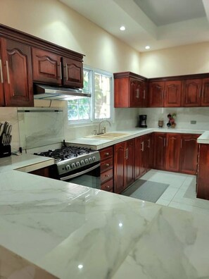 Fridge, microwave, oven, stovetop - Casa Jungle Breeze – 4BR Stay Near West Bay (Roatán)