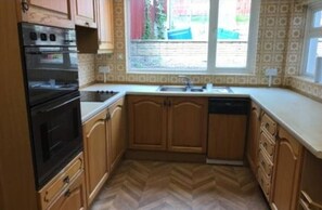 Private kitchen - Gateway to Gower - 3 Bed Family Home near Swansea (Sketty)