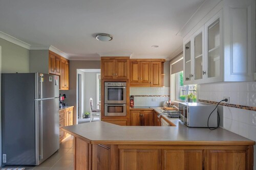 Spacious 4BR Family Home - BBQ, 5 Min to CBD