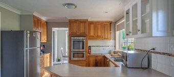 Spacious 4BR Family Home - BBQ, 5 Min to CBD