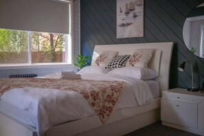 4 bedrooms, iron/ironing board, travel cot, WiFi - Spacious 4BR Family Home - BBQ, 5 Min to CBD (Riverside)