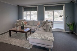 TV - Spacious 4BR Family Home - BBQ, 5 Min to CBD (Riverside)