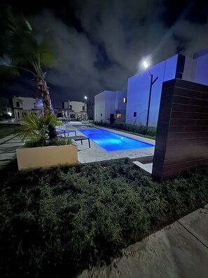 Una piscina al aire libre