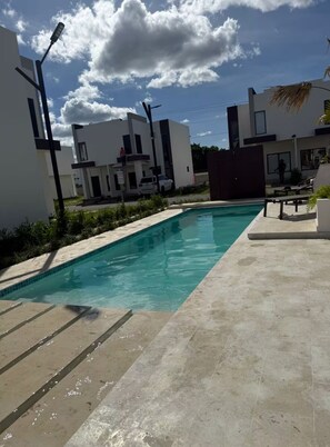 Una piscina al aire libre