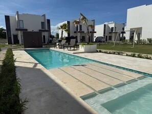 Una piscina al aire libre