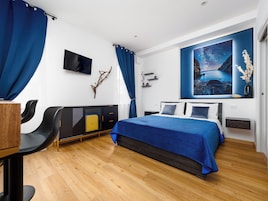 Quarto casal design | Escrivaninha, espaço de trabalho para notebook, Wi-Fi de cortesia