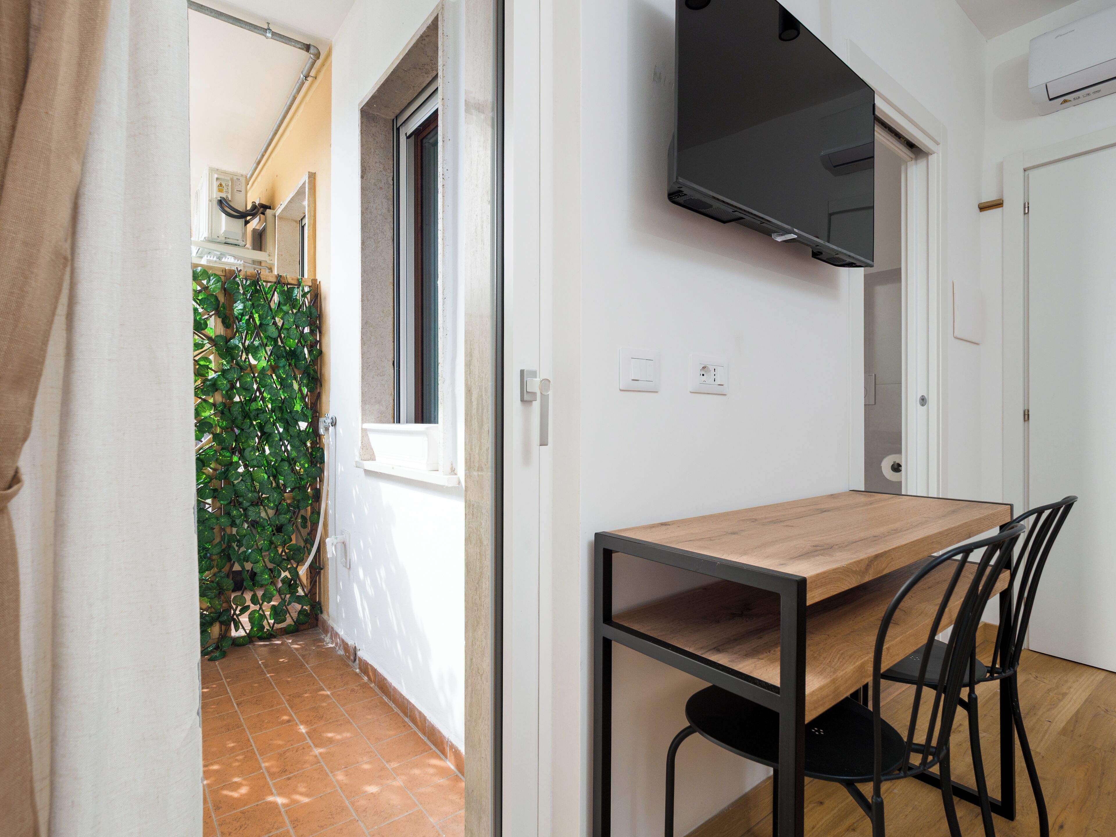 Deluxe Double Room, Balcony | Dining