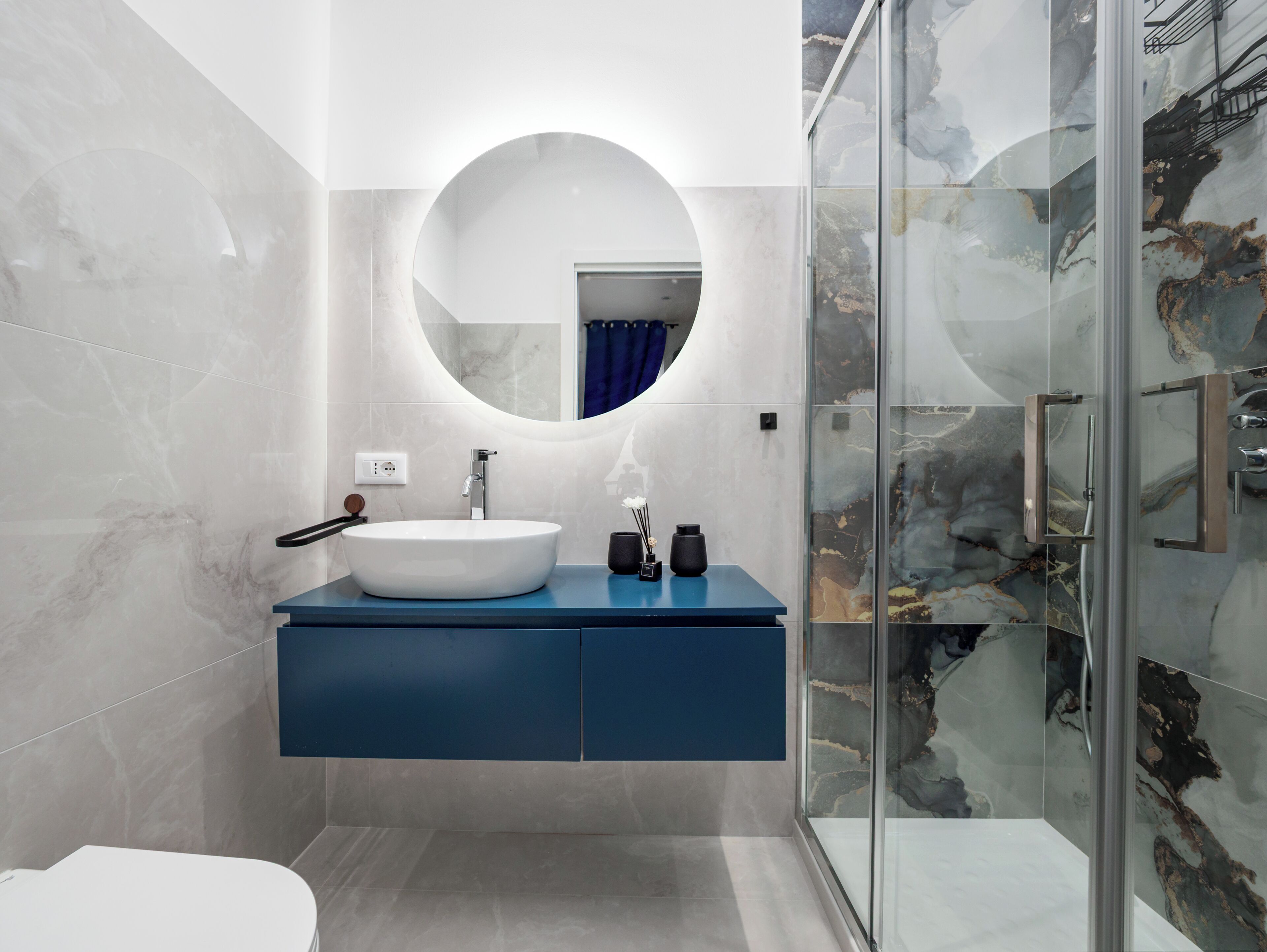 Design Double Room | Bathroom | Shower, hair dryer, towels, soap