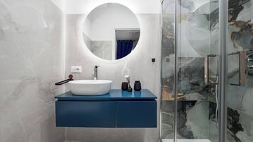 Design Double Room | Bathroom | Shower, hair dryer, towels, soap