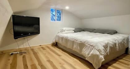 Lofty Leisure Cabin- in a serene location perfect for a relaxing getaway