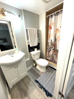 Bathroom - Studio, Mid town, walk to 5# Line, Easy to Yonge and Eglinton, Toronto downtown (Toronto)