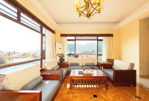 Deluxe villa, balkon, uitzicht op de binnenplaats | Woonruimte | Flatscreentelevisie