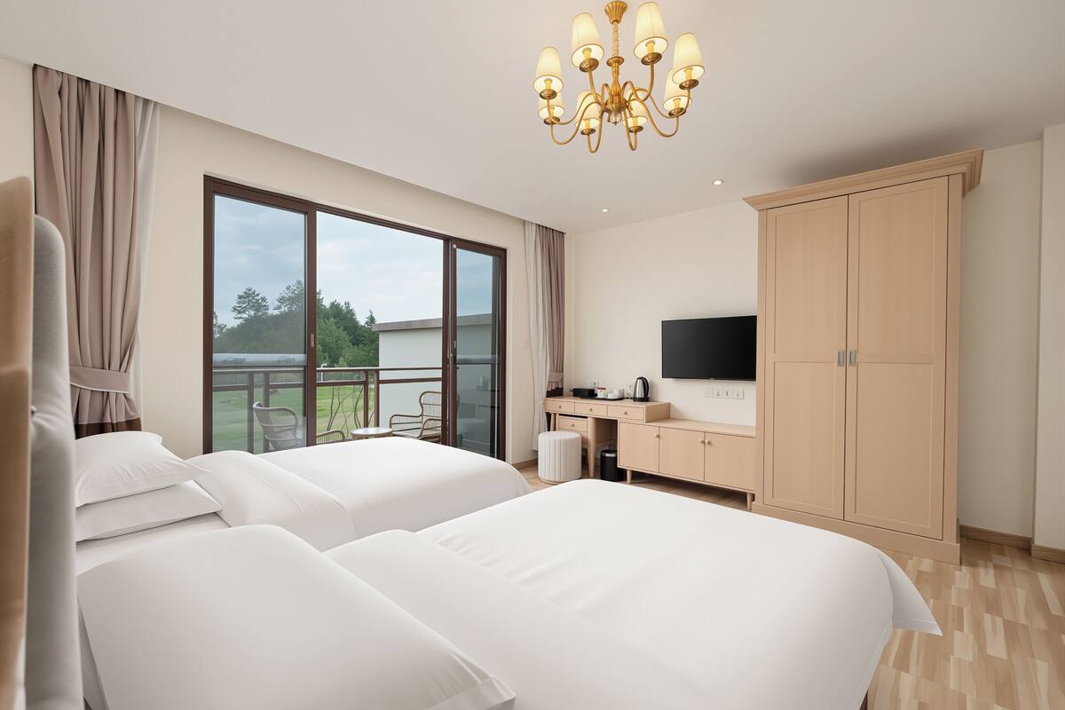 Villa - bakkeudsigt | Premium-sengetøj, senge med madrasser af memory foam, skrivebord