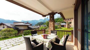 Deluxe Villa, Balcony, Courtyard View | Outdoor dining