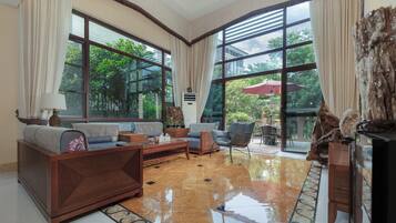 Deluxe-Villa, Balkon, Blick auf den Innenhof | Wohnbereich