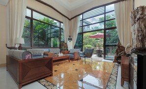 Vila luxo, sacada, vista para o pátio | Área de estar