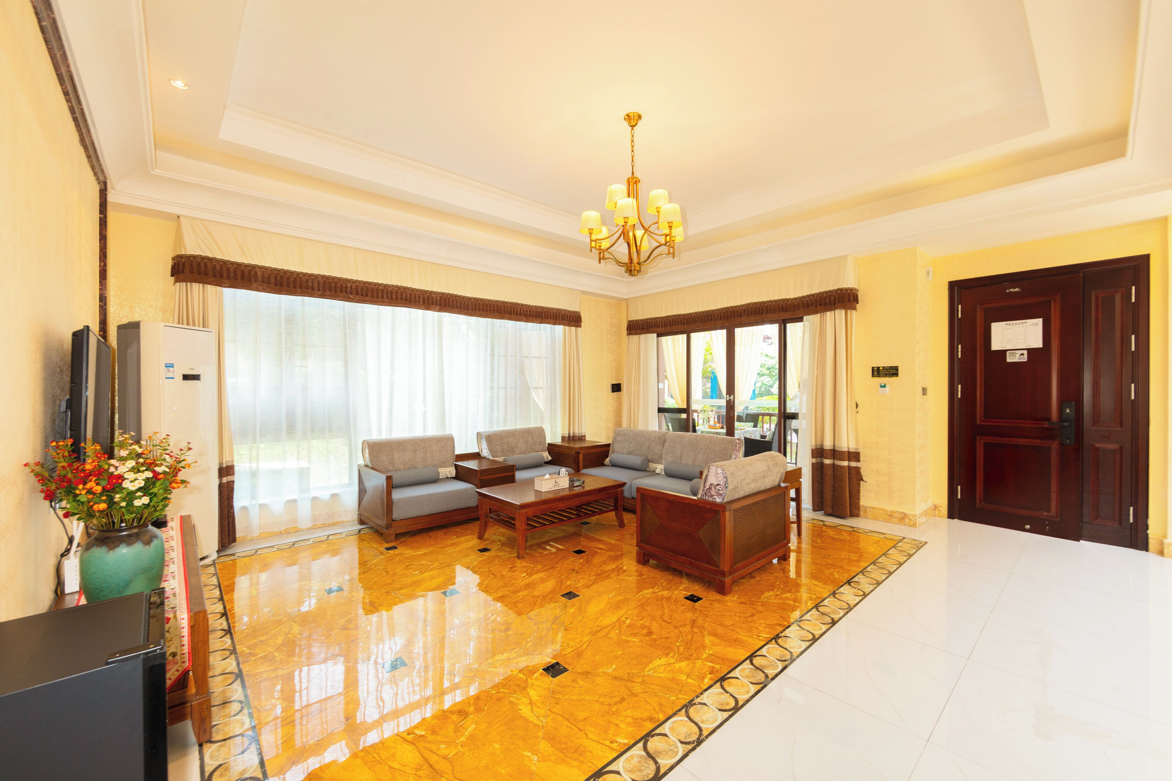 Villa, Balkon, Blick auf den Innenhof | Lobby