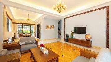 Villa, Balkon, Blick auf den Innenhof | Wohnbereich