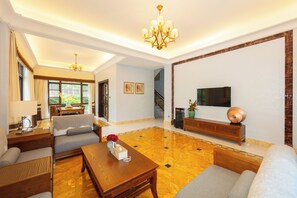 Vila, sacada, vista para o pátio | Área de estar