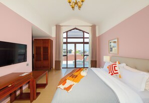 Villa, Balcony, Courtyard View | Premium bedding, memory foam beds, free WiFi, bed sheets - Pandora Valley Villas (Zhangjiajie)