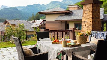 デラックス ヴィラ バルコニー コートヤードビュー | 屋外ダイニングエリア