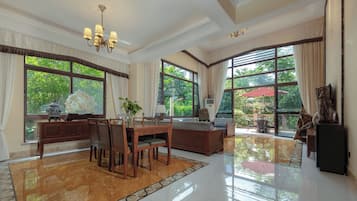 Vila Deluks, balkon, pemandangan halaman | Interior