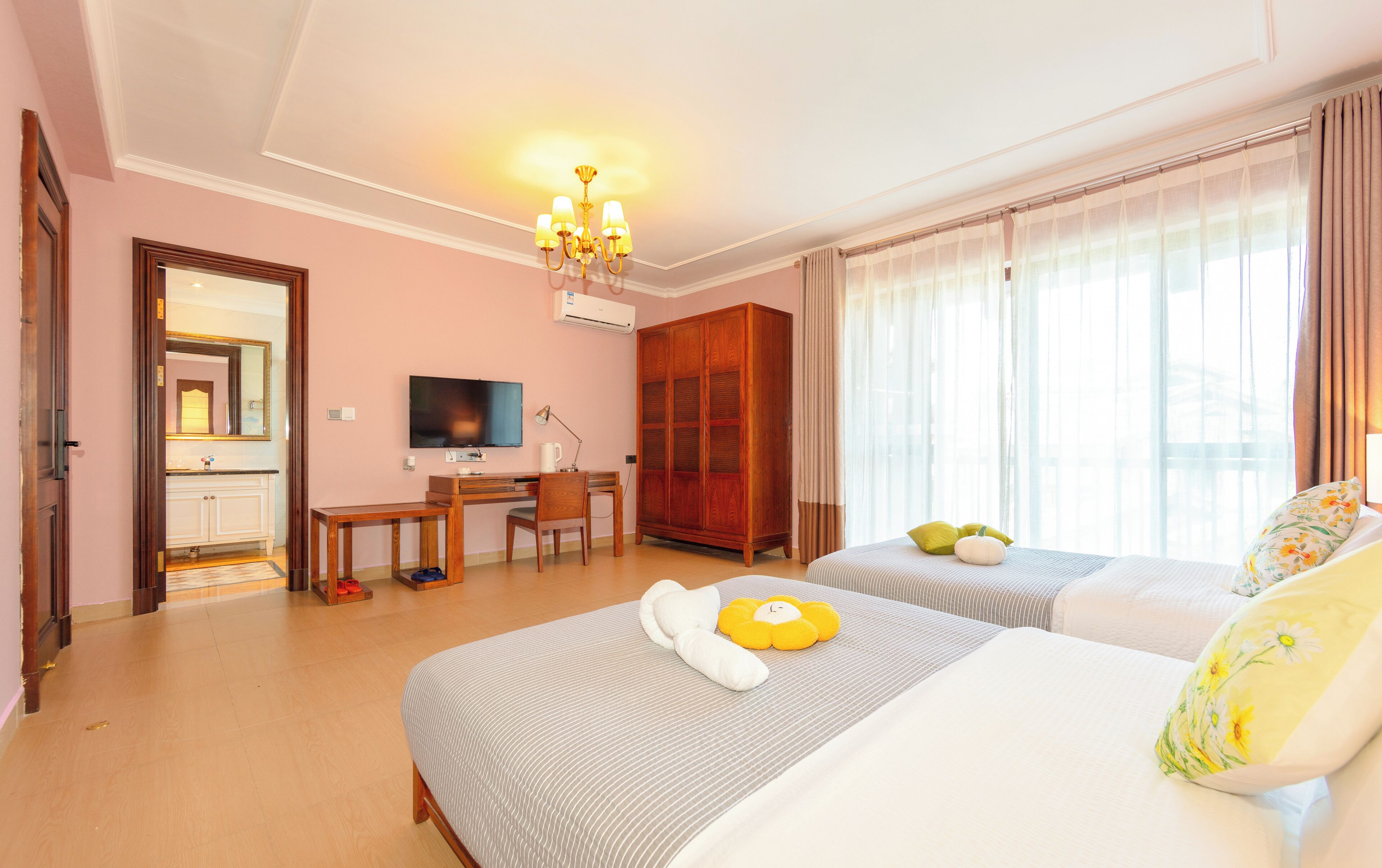 Villa, Balkon, Blick auf den Innenhof