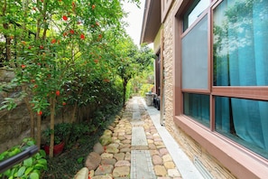 Villa, Balcony, Courtyard View | Property grounds - Pandora Valley Villas (Zhangjiajie)