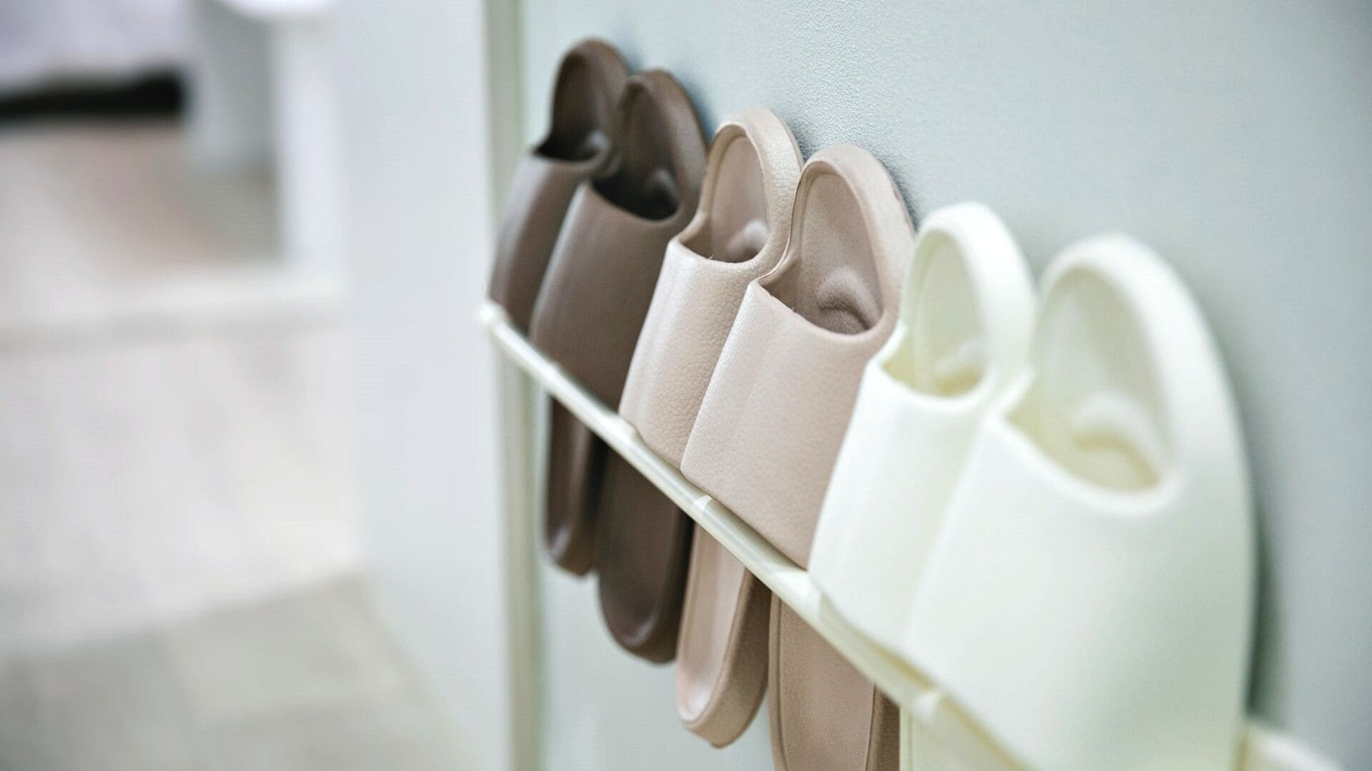 Un calzamaia con diversi paia di scarpe.