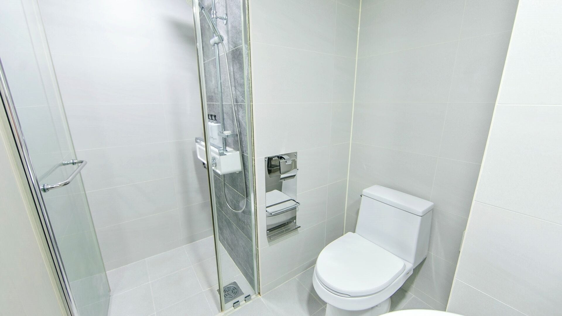 Ieumjae Signature | Badezimmer | Dusche, Haartrockner, Hausschuhe, Handtücher