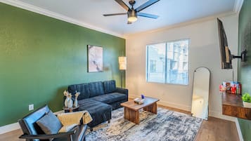 Luxury Apartment, 2 Bedrooms, Non Smoking, Microwave | Living area