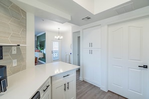 Economy Apartment, 2 Bedrooms, Non Smoking, Kitchen | Private kitchen | Full-size fridge, microwave, oven, stovetop
