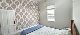 Hi-Fliers: Room with en-suite bathroom, microwave, iron, and great outdoor space