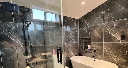Hi-Fliers: Room with en-suite bathroom, microwave, iron, and great outdoor space